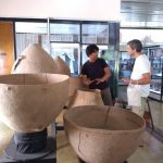 15Arqueologo David Alvarez Candal explicando a Leo Battistelli el importante hallazgo de las urnas de la cultura Andalgala