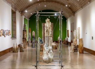 Umbrales Pétreos: Cerámica y Trascendencia en la Obra de Roxana Cervantes