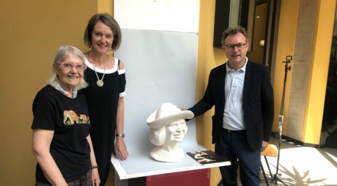 Vilma Villaverde dona un busto de Muky a Faenza