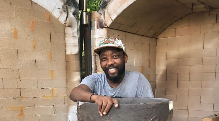 CLIVE SITHOLE, ceramista sudafricano