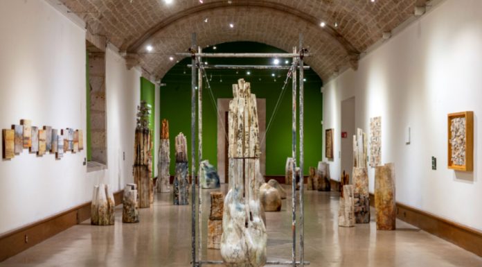 Umbrales Pétreos: Cerámica y Trascendencia en la Obra de Roxana Cervantes